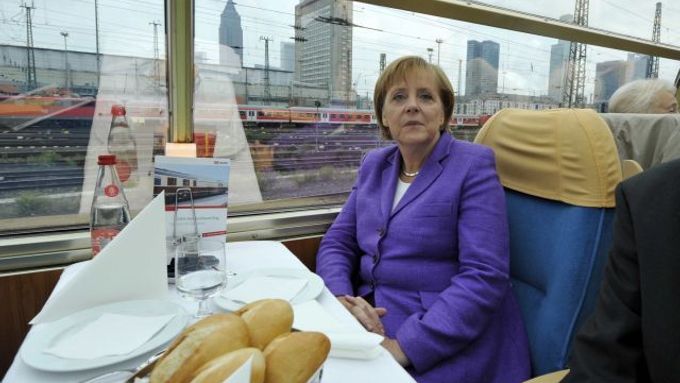 Angela Merkelová po volebním debaklu čelí značné kritice