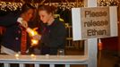 Mileah Lomaneck and Whitley Riley light candles during a candlelight vigil at City Hall in Midland City, Alabama, January 31, 2013. The vigil honored the memory of bus driver Charles Poland, and showed support for the release of a five-year-old boy held hostage in a bunker by Poland's alleged killer. REUTERS/Phil Sears (UNITED STATES - Tags: CRIME LAW) Published: Úno. 1, 2013, 2:29 dop.