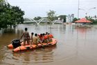 Záplavy a sesuvy v indickém státě Kérala si vyžádaly nejméně 37 mrtvých. Zničeny jsou stovky domů