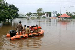 Záplavy a sesuvy v indickém státě Kérala si vyžádaly nejméně 37 mrtvých. Zničeny jsou stovky domů