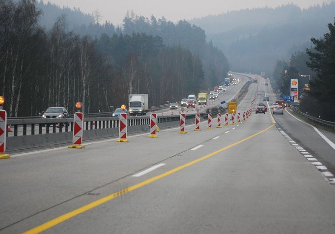 První omezení tento týden stále trvá u sjezdu ze Šternova u benzinové pumpy v údolí