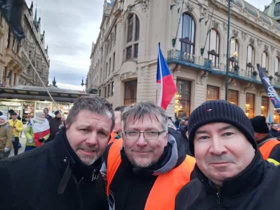 Zakladatelé hnutí Chcípl pes Jiří Janeček a Jakub Olbert s pravicovým extremistou Tomášem Vandasem na jedné z demonstrací proti vládě..