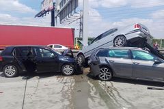 Hromadná nehoda pěti aut komplikuje provoz na Pražském okruhu. Dva lidé jsou zranění