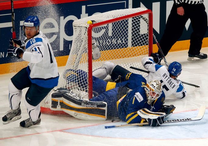 Hokej, MS 2013, Švédsko - Finsko: Jhonas Enroth - Niklas Hagman (vlevo) a Juha-Pekka Hytönen