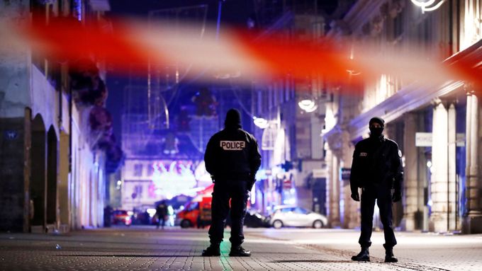 Devětadvacetiletý Francouz zaútočil na vánočních trzích ve Štrasburku, zabil tři lidi.