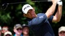 Anglický golfista Lee Westwood odpaluje míček na druhé jamce ve finále Šampionátu PGA tour 2012 v americkém Carmelu.