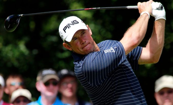 Anglický golfista Lee Westwood odpaluje míček na druhé jamce ve finále Šampionátu PGA tour 2012 v americkém Carmelu.