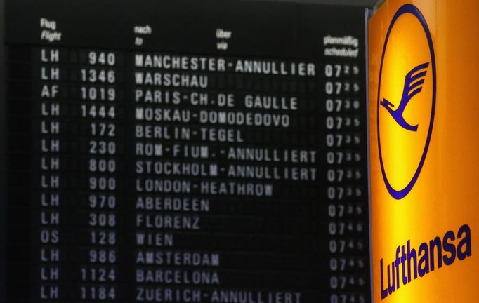 Cancelled flights are seen on a flight schedule board next to the logo of German air carrier Lufthansa at the Fraport airport in Frankfurt, August 31, 2012. Lufthansa passengers face widespread flight disruption from Friday after cabin crew representatives said they would start a series of strikes over pay and cost-cutting measures at Germany's largest airline. The UFO union, which represents around two-thirds of Lufthansa's 19,000 cabin crew, late on Thursday called on its members to strike from 0300 GMT to 1100 GMT on Friday in Frankfurt. REUTERS/Kai Pfaffenbach (GERMANY - Tags: BUSINESS EMPLOYMENT CIVIL UNREST TRANSPORT) Published: Srp. 31, 2012, 4:35 dop.