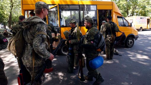 Proruští separatisté opouštějí pozice v Kramatorsku. Autobus je odváží pryč.