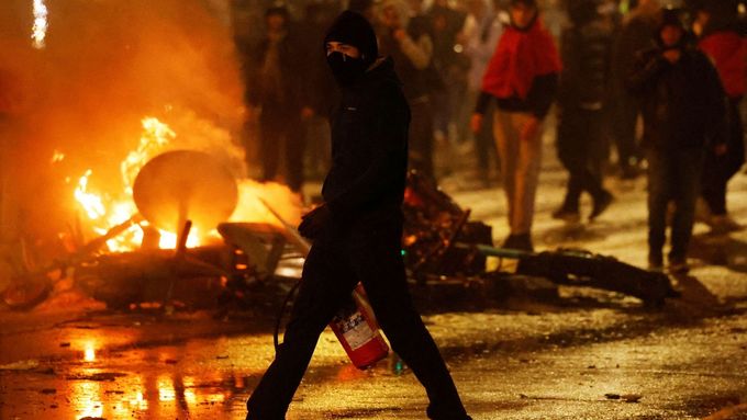Brusel slavil i smutnil. Rozjívení příznivci Maroka vtrhli do ulic a zapalovali auta