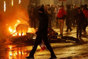 Brusel slavil i smutnil. Rozjívení příznivci Maroka vtrhli do ulic a zapalovali auta