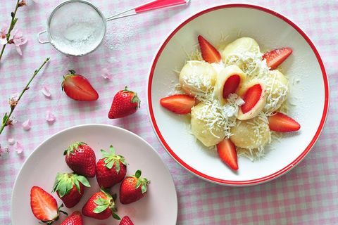 BLOG Češka z Česka: Jednoduchý recept na jahodové knedlíky z tvarohového těsta
