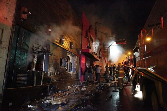 Fire-fighters try to extinguish a fire at Kiss nightclub in the southern city of Santa Maria, 187 miles (301 km) west of the state capital of Porto Alegre, in this picture taken by Agencia RBS, January 27, 2013. At least 200 people were killed in the nightclub fire in southern Brazil on Sunday after a band's pyrotechnics show set the building ablaze, and fleeing patrons were unable to find the emergency exits, local officials said. Bodies were still being removed from the Kiss nightclub in the southern city of Santa Maria, Major Gerson da Rosa Ferreira, who was leading rescue efforts at the scene for the military police, told Reuters. Local officials said 180 people were confirmed dead, and Ferreira said the death toll would rise above 200. He said the victims died of asphyxiation, or from being trampled, and that there were possibly as many as 500 people inside the club when the fire broke out at about 2:30 a.m. REUTERS/Germano Roratto/Agencia RBS (BRAZIL - Tags: DISASTER TPX IMAGES OF THE DAY) NO SALES. NO ARCHIVES. ATTENTION EDITORS - THIS IMAGE WAS PROVIDED BY A THIRD PARTY. FOR EDITORIAL USE ONLY. NOT FOR SALE FOR MARKETING OR ADVERTISING CAMPAIGNS. THIS PICTURE IS DISTRIBUTED EXACTLY AS RECEIVED BY REUTERS, AS A SERVICE TO CLIENTS. BRAZIL OUT. NO COMMERCIAL OR EDITORIAL SALES IN BRAZIL Published: Led. 27, 2013, 1:19 odp.