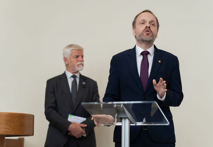 Sídlo OSN v New Yorku se může chlubit kusem českého umění. Za účasti prezidenta Petra Pavla byl slavnostně odhalen dar v podobě skleněné instalace Herbarium.