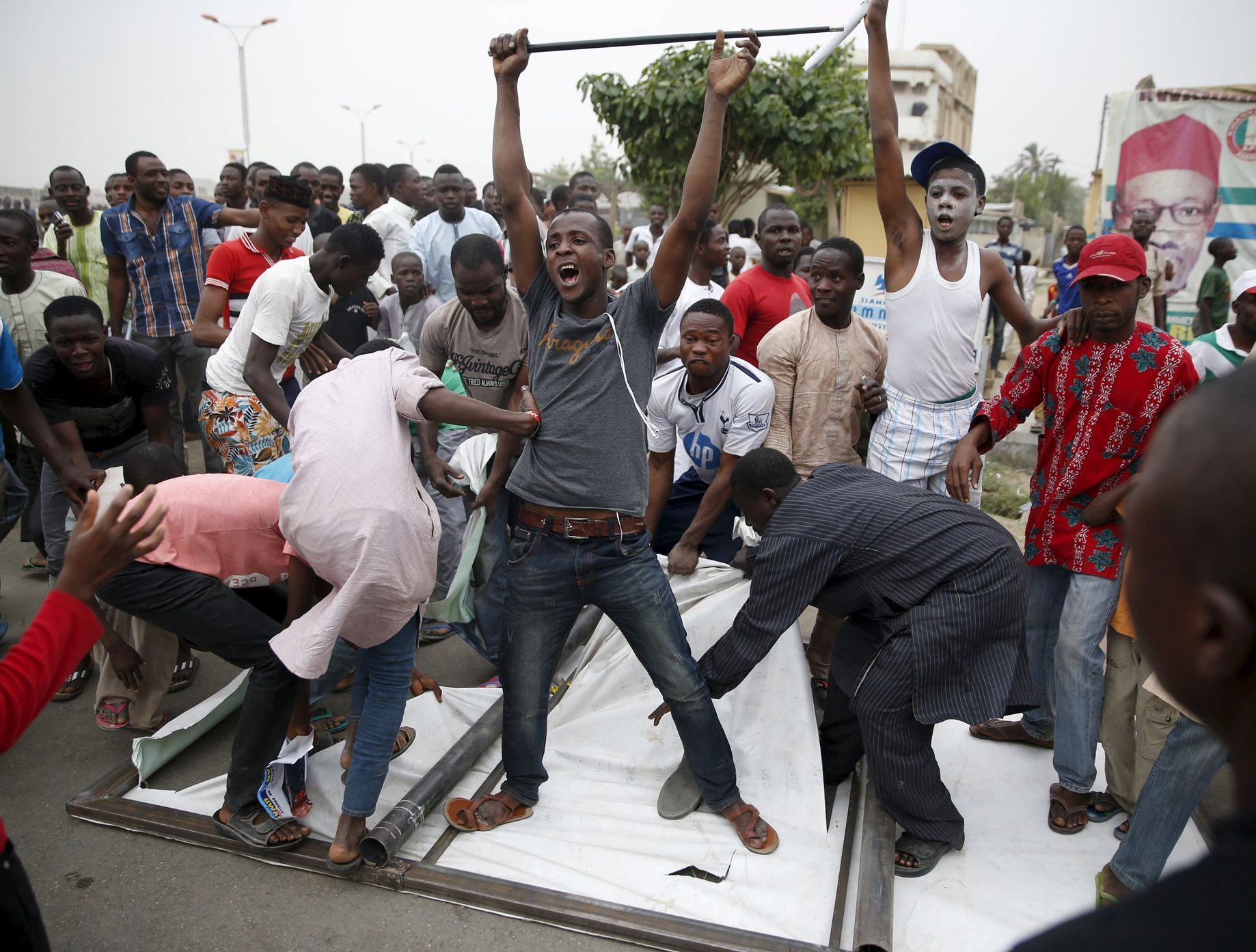 Příznivci - Muhammadu Buhari - oslava vítězství - Nigérie - volby