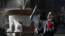 A man juggles while a fountain that is partially frozen into ice is seen in the background at Bryant Park in New York, January 24, 2013. Frigid arctic air held the U.S. Midwest and Northeast in its icy grip on Wednesday, with the cold so dangerous that municipal emergency warming centers opened up and ski resorts shut down. Wintry conditions from Minneapolis to Washington marked the coldest conditions in many parts of the United States in four years, but were nowhere near the record lows for January, meteorologists said. REUTERS/Eduardo Munoz (UNITED STATES - Tags: ENVIRONMENT SOCIETY) Published: Led. 24, 2013, 7:29 odp.