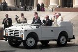 Od této značky dostali automobily i další papežové, například roku 1960 obdržel papež Jan XXIII. kabriolet 300d...