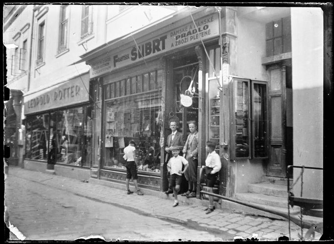 Archivní snímky neznámých autorů z let cca1900-1945, které zachraňuje fotograf Martin Wágner v rámci projektu "Negativy z popelnice" a dokumentuje tak zmizelý svět.