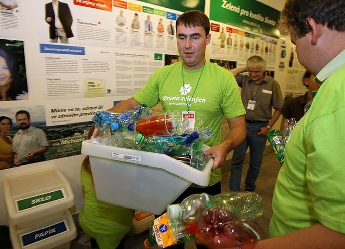 Strana zelených třídí odpady i na sjezdu. Odpadkové koše na plasty jsou ale často plné, neboť prakticky všechna dostupná pitná voda je v plastových obalech.