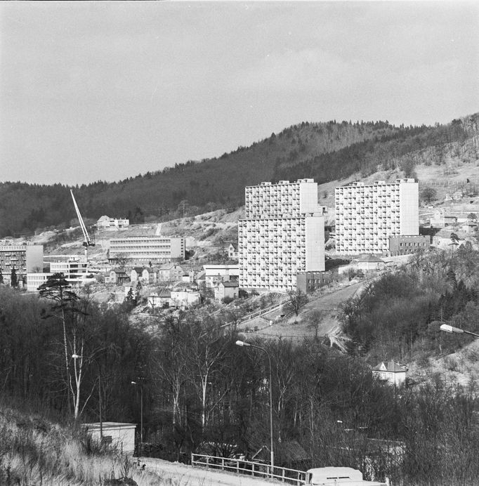 Pohled na novou bytovou výstavbu Adamova v roce 1975.