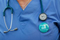 Mladí lékaři v Anglii stávkují. Kvůli novým smlouvám jich nepřišlo do práce 10 tisíc
