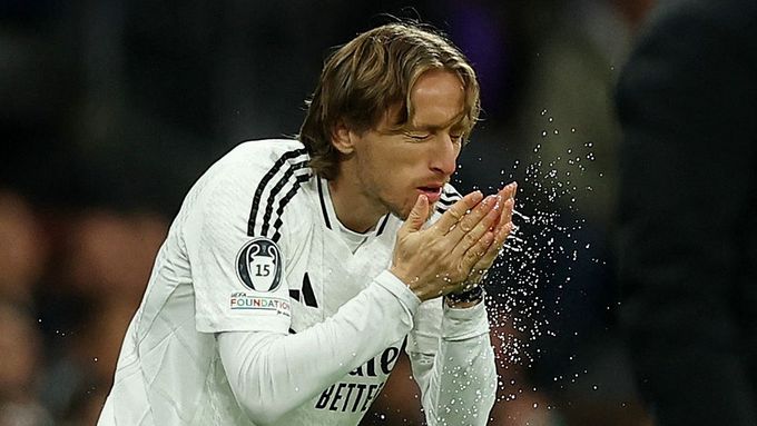 Luka Modrič před střídáním proti Arsenalu
