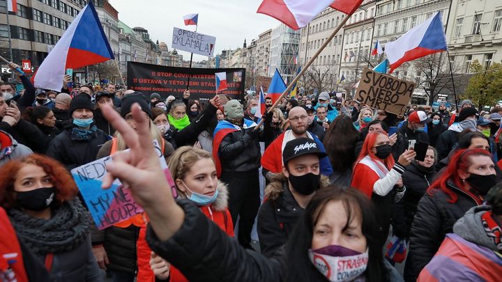Neočkovaní trpí jako Židé za holokaustu, říká žena, která přišla na protest s hvězdou