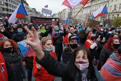 Neočkovaní trpí jako Židé za holokaustu, říká žena, která přišla na protest s hvězdou