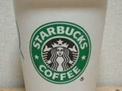 Kelímek Starbucks s kávou