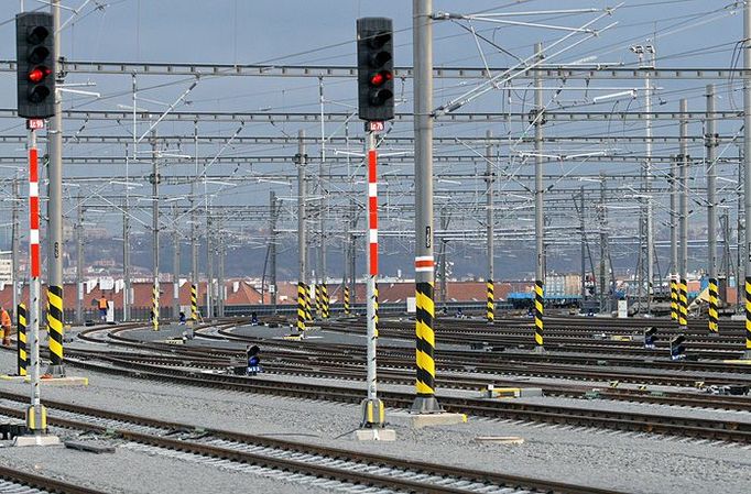 Součástí Nového spojení je tunel pod Vítkovem i čtyřkolejová estakáda nad Seifertovou ulicí.