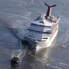 Video: Poškozená loď Carnival Triumph, která zapáchala výkaly tisíců cestujících, konečně dorazila do přístavu v Alabamě.