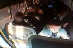 Řidič autobusu dostal infarkt, volantu se chopil školák