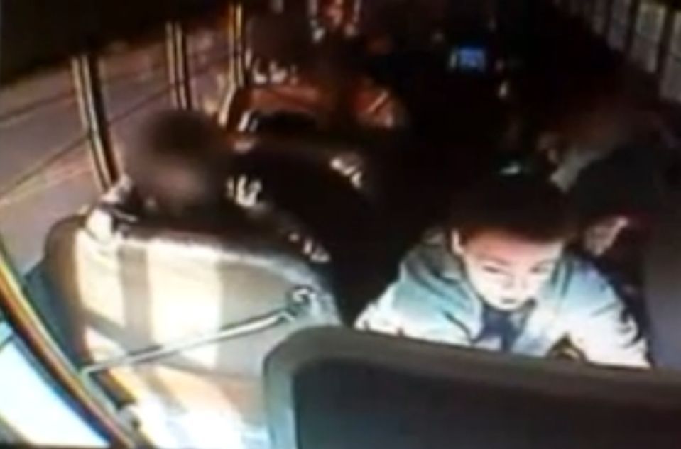 13letý hrdina: řidič busu omdlel, tak převzal řízení