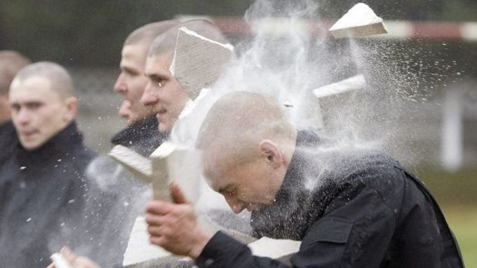 Tváře od krve, cihly rozbité o hlavu. Výcvik elitních běloruských policistů