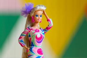Barbie má pětašedesát. Narozeniny slaví výstavou v londýnském Muzeu designu