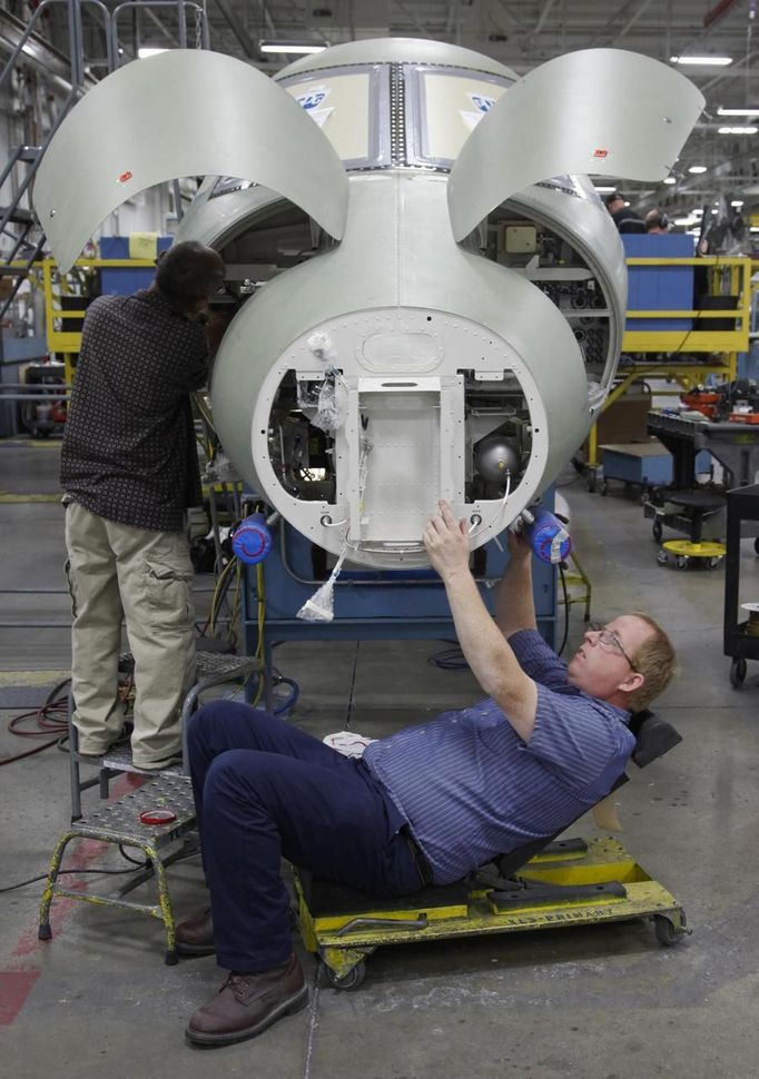 Cessna employee Lynn Redmer works on a nose section of a jet during a tour of the Cessna business jet assembly line at their manufacturing plant in Wichita, Kansas August 14, 2012. One of Cessna Aircraft Company CEO and president Scott Ernes' first moves after joining in May 2011 was to carve Cessna up into five units, each of which run by an executive who was responsible for whether the unit reported a profit or loss. Picture taken August 14, 2012. REUTERS/Jeff Tuttle (UNITED STATES - Tags: TRANSPORT BUSINESS) Published: Srp. 22, 2012, 11:41 dop.