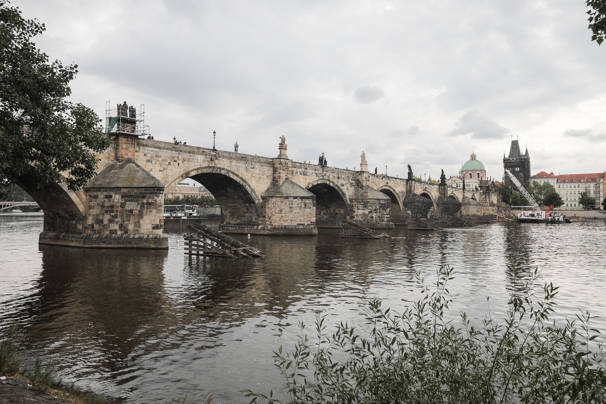 Výměna ledolamů u Karlova Mostu, Praha