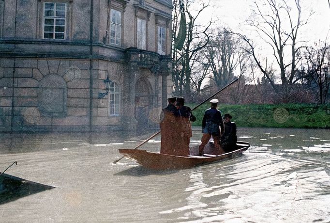 Povodeň v březnu roku 1940 - rozvodněná Vltava na Kampě. Vlevo dům čp. 506 na Malé Straně. Kolorováno.