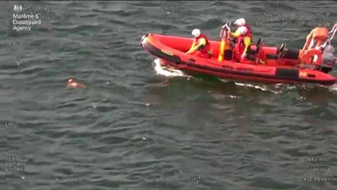 Pobřežní stráž cvičila s vrtulníkem nad mořem u skotského Cummingstonu. Najednou spatřila psa. Kříženec kokršpaněla a pudla měl už potíže s plaváním.