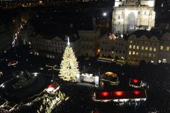Vánoční strom v centru Prahy se rozzářil, trhy začaly