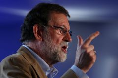 Premiér Rajoy přijel do Barcelony. Slíbil obnovení demokracie a vyzval firmy, aby neodcházely