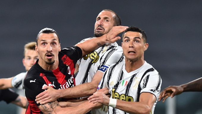 Zlatan Ibrahimovic, Giorgio Chiellini a Cristiano Ronaldo v zápase Juventusu proti AC Milán.