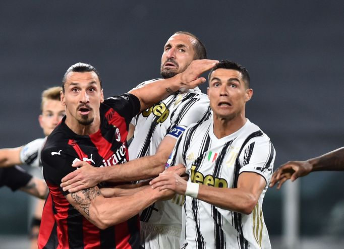 Zlatan Ibrahimovic, Giorgio Chiellini a Cristiano Ronaldo v zápase Juventusu proti AC Milán.