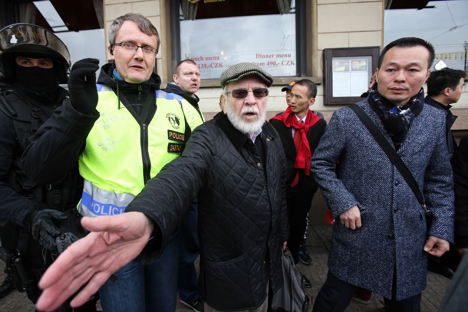 Pro a proti čínští demonstranti u Národního divadla