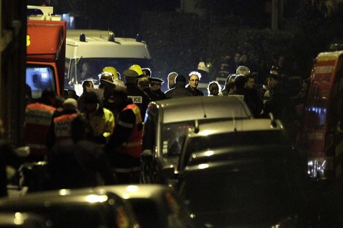 Zásahové jednotky francouzské policie během obléhání domu, v němž se ukrývá střelec z Toulouse.