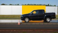 Terénní pneumatiky jsou na asfaltu mnohem slabší, hlavně při brzdění na mokru.