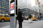 V New Yorku omezili provoz internetových kiosků. Bezdomovci u nich pili alkohol a sledovali porno