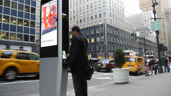 Jeden z wifi kiosků LinkNYC v ulicích New Yorku
