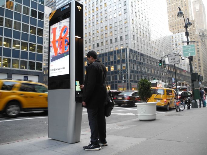 Jeden z wifi kiosků LinkNYC v ulicích New Yorku