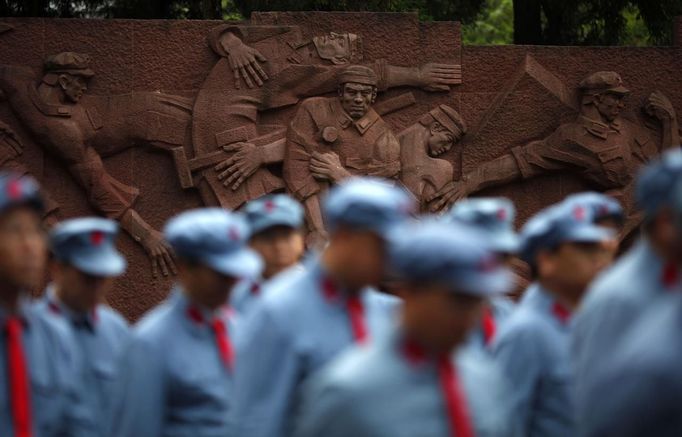 Mid-level government officials dressed in red army uniforms walk as they visit an old hospital during their 5-day training course at the communist party school called China Executive Leadership Academy of Jinggangshan, in Jiangxi province, in this September 21, 2012 file photo. China's Communist Party has dramatically stepped up its training of the country's roughly 40 million party and government officials in the past decade. With public scrutiny of cadre behaviour growing via social media, the party is likely to call for continued, and deepened, cadre education at the upcoming 18th Party Congress. At the vanguard of this education drive, alongside a Central Party School in Beijing, are three "Executive Leadership Academies" which opened in 2005 for middle-ranking and senior officials in Shanghai, Yan'an and Jinggangshan. The curriculum covers Marxism, Leninism and Mao Zedong Thought, but students may also take finance courses, receive in-depth media training or role-play crisis management scenarios on everything from disease outbreaks to train wrecks. REUTERS/Carlos Barria/Files (CHINA - Tags: POLITICS SOCIETY) Published: Zář. 24, 2012, 1:50 odp.